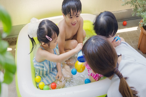 保育園での水遊びをおもしろくするには？ねらいとアイデアも紹介！ 記事495 保育士.netコラム