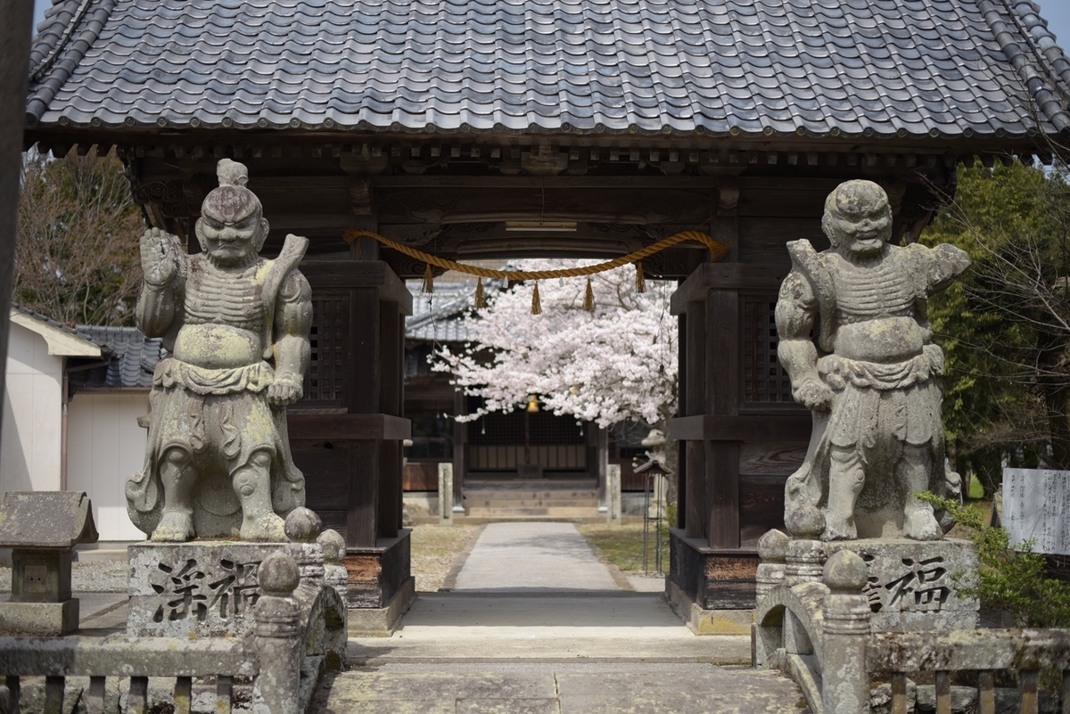 山門の仁王像 - 和泉市、槇尾山施福寺の写真 - トリップアドバイザ