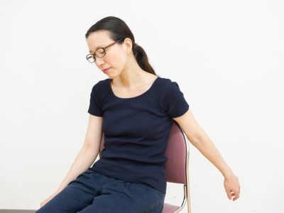 四十肩・五十肩で後ろに手が回らない方におすすめのストレッチ – 所沢 肩こり腰痛マッサージ鍼灸院 – 小手指駅