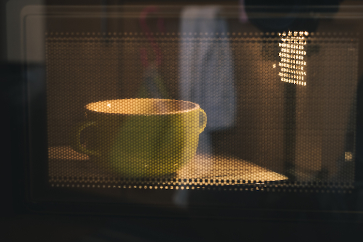 電子レンジの臭い取り焦げ臭さを消すカンタン消臭法を実践してみたコジカジ