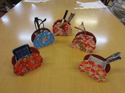 季節のお持ち帰り作品今日は、ふるさと殿町の皆様が作られたお持ち帰り作品2種と、スタッフが制作した誕生日カードをご紹介！ “お持ち帰り作品 ”とは、ご自宅でも楽しんでいただけるように制作した、飾りやすい大きさの作品です。 3月のお持ち帰り作品は、折り紙で作