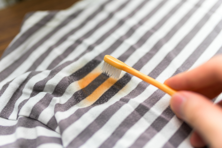 しょうゆの染み、どう落とす？油が混ざった染みも、プロ直伝の方法でこんなにきれいにキッコーマンホームクッキング