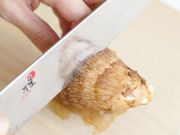 今までの苦労は一体 ？」里芋の皮は包丁ほとんど使わず簡単にむくことができます！サンキュ