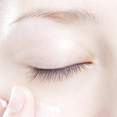 女性・少し腫れぼったい一重を二重に マイクロメソッド＋α 施術直後- 症例写真 - 美容整形、美容外科なら聖心美容クリニック