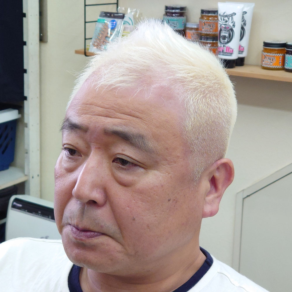 ハゲ薄毛ヘアスタイルに悩む高齢者男性おじいちゃんの写真・画像素材-Snapmart スナップマート