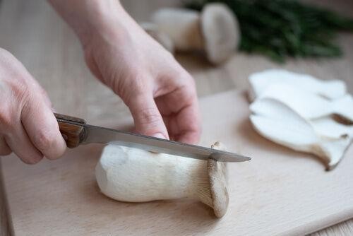 すっぱいシイタケには要注意！食あたりを防ぐために確認すべきポイントきのこ通信国産きくらげ・しいたけ専門店Gaspoショップきのこ家