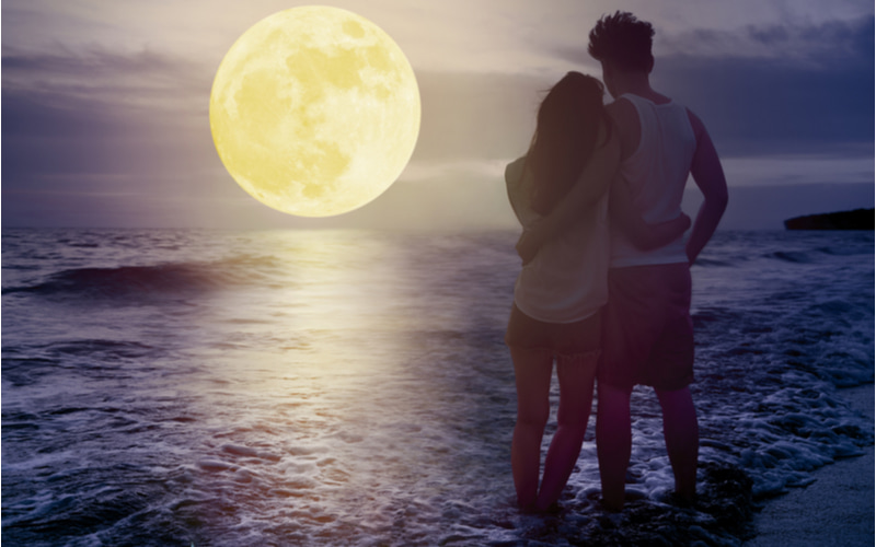 月が綺麗ですね」の意味は？告白の返し方や由来を知