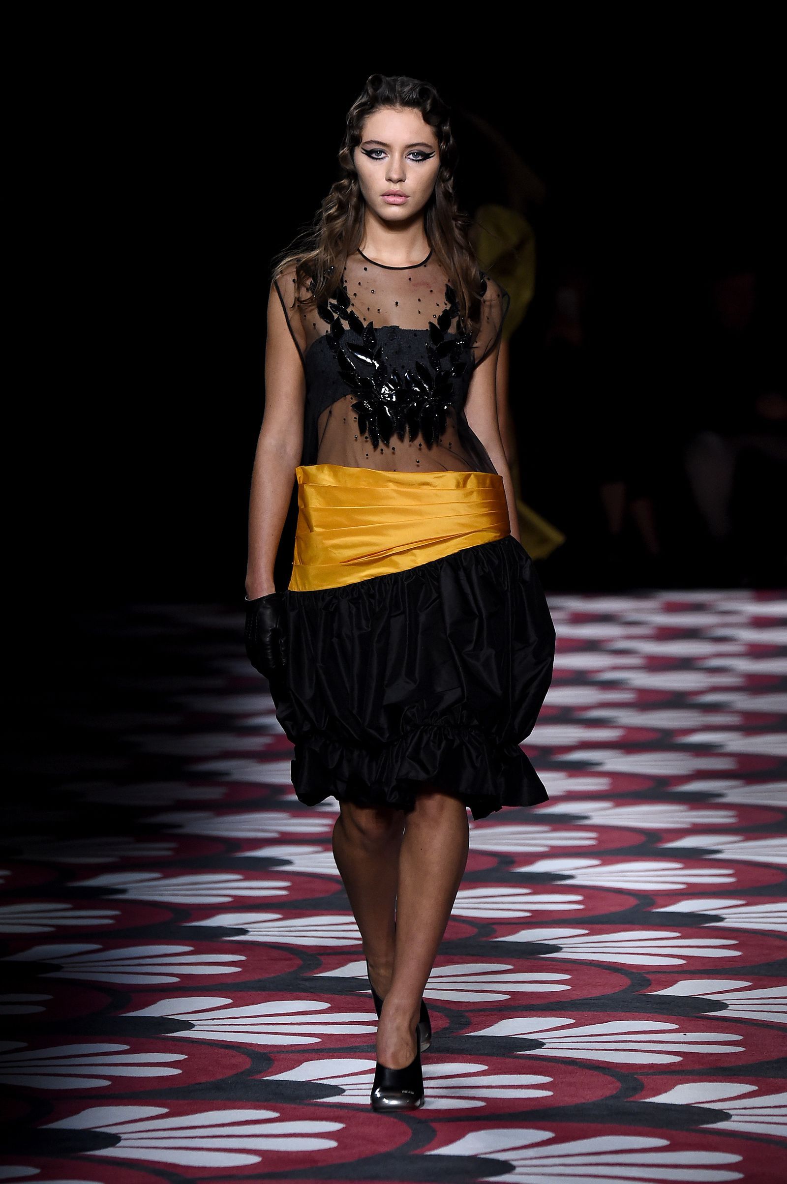 カバーガールはアイリス・ロウ！ 12 28 水 発売の2月号のテーマは「ファッション・ビッグ・データ」。俳優ジュード・ロウを父に持つ彼女は、今年本格的に俳優デビューを果たし、さらにモデル業も絶好調と多忙な日々を送る。7歳の時に家族で訪れて以来、22歳の誕生日を