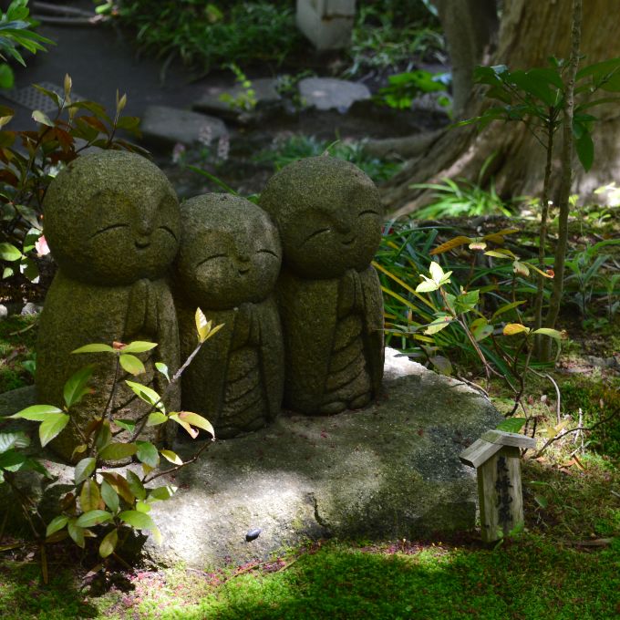 和み地蔵 良縁地蔵 わらべ地蔵 ほほえみ地蔵 地蔵菩薩 仏像 石仏 道祖神 合掌 御影石 庭石 石像 石造 石彫 置物 オブジェ 京都 鎌倉 高31cm