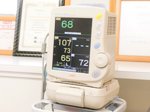 HP PC - モニターマウントキットにモニターを接続する方法HP® サポート