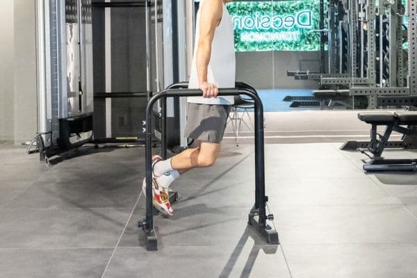 ディップスは筋トレ効果バツグン！鍛えれる部位や正しいやり方、注意点まで解説！ -最高のパーソナルトレーナーが見つかるインタビューメディア ファインドトレーナー