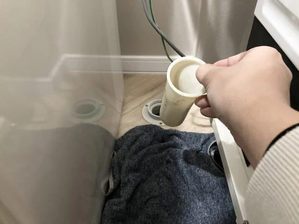 閲覧注意 ヘドロ汚れにまみれた洗濯機の排水口とホースを掃除する方法となりのカインズさん