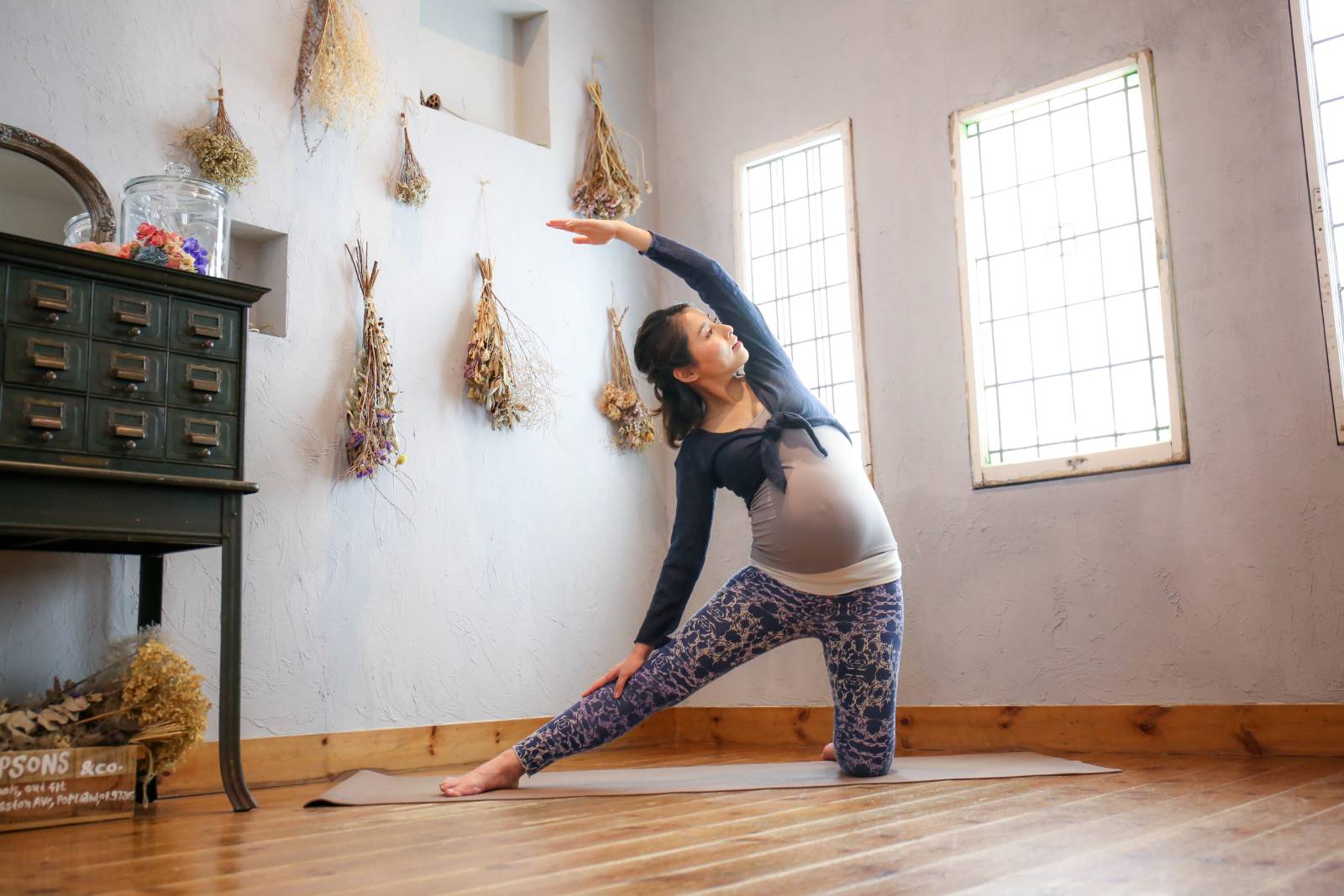 妊娠中のヨーガ からだをねじる「逆立ち、くの字の体位」妊娠・出産・育児に関する総合情報サイト ベビカム