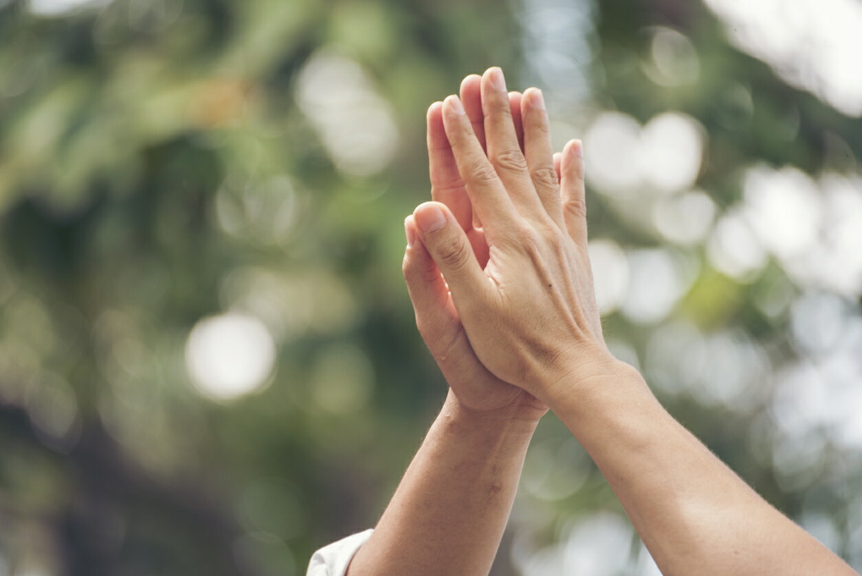 知っておくと便利！アメリカでよく使うハンドサイン・ジェスチャーまとめDMM英会話ブログ