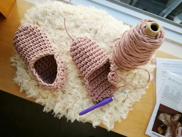 四角と輪のマジックニット」から、林ことみさんの「ルームシューズ」が完成しました！ : あみねこBlog