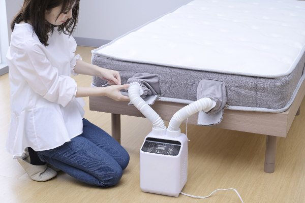 Amazon山善布団乾燥機 ダブルノズル 「ふとん2枚を同時に乾燥」 温風機能搭載 マット不要 スライド式立体ノズル くつ乾燥アタッチメント2枚付きZFE-W800 W山善 YAMAZEN布団乾燥機