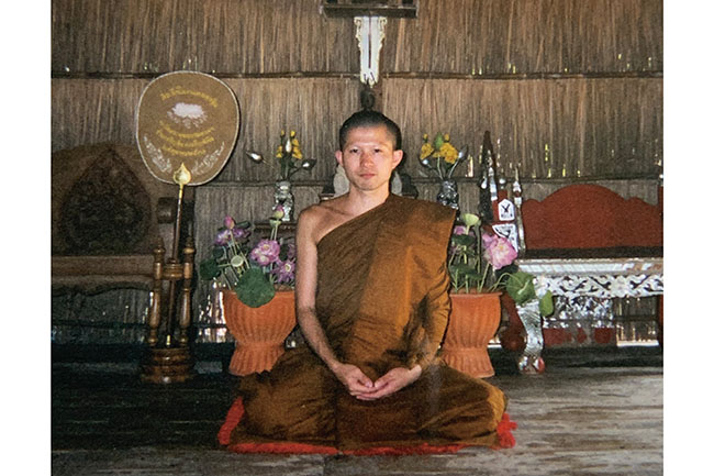 伝統衣装を着てフォトウェディング バンコク最古の寺院僧侶がスタジオへ出張し短縮版タイの結婚式を体験!<日本語アシスタント 半日>バンコクの観光・オプショナルツアー専門 VELTRA ベルトラ