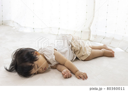 赤ちゃん・新生児の向き癖とは？横向きで寝るときの対策は？ - こそだてハック