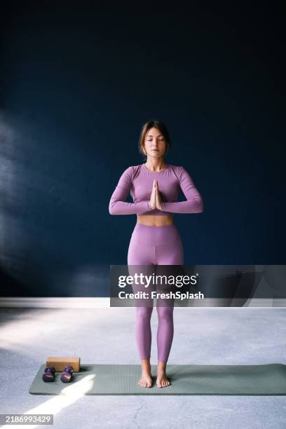 山のポーズ タダーサナヨガポーズ一覧 資格のマナビバ