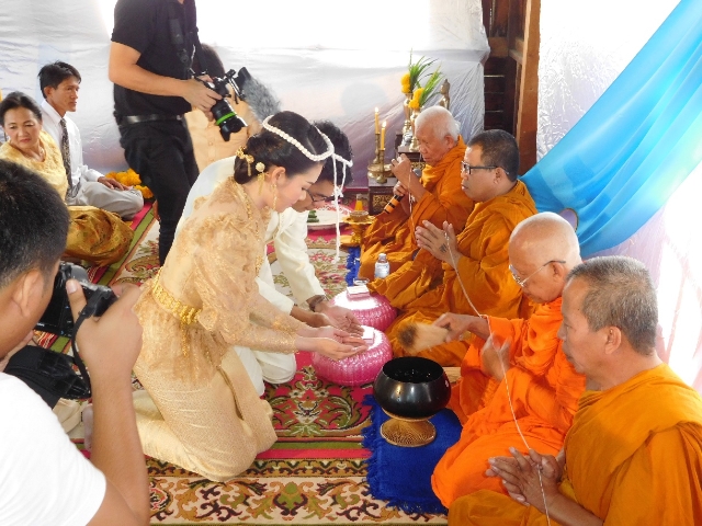 敬う気持ち」と「お金ほしい」が入り交じっている 仏教国タイで人々が僧侶に投げかける「奇妙な質問」の真相 「僧侶になって何年?」「何人きょうだい?」PRESIDENT Online プレジデントオンライン