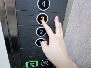 車イスの僕たちのバリアフリーは、駅の荷物用エレベーターだった。 駅バリアフリー化によってなくなりつつあるアクセス設備 エスカル・車いす対応エスカレーター等をご紹介脊損ニュース2022年3月号掲載記事より大幅改変- アシカなくてもトドまらず