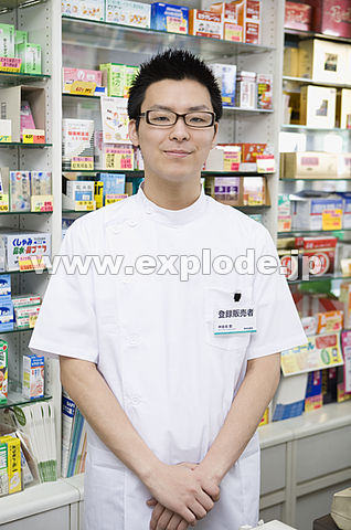 ドラッグストアの制服。薬剤師・登録販売者・一般従事者での違いとは - オンワードの白衣 Raffiria ラフィーリア