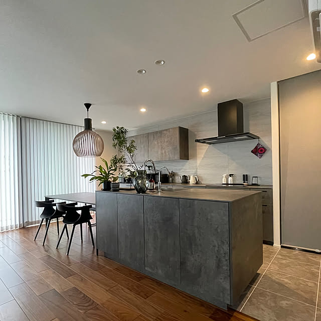 ショールーム展示のご紹介滲んだ墨色のような、特徴的なカラー「ベトングレー」まるでオブジェのような雰囲気を醸し出し、主張しすぎること無く空間に馴染んでいます。 ベトングレーのキッチンと荒々しい木目が特徴のアンティコパインのダイニングが一体成形され