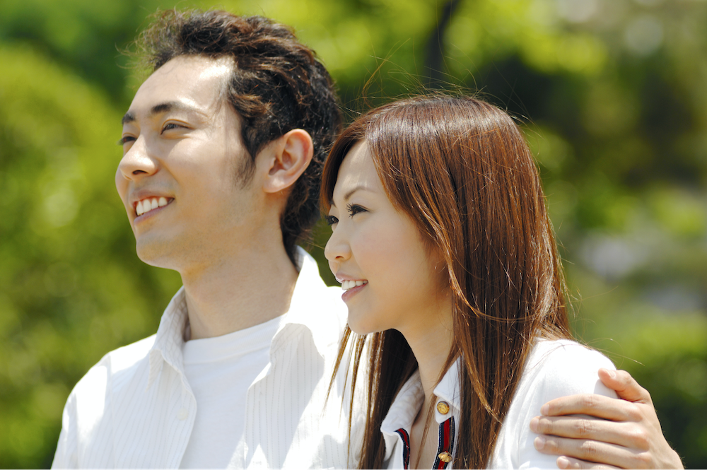 肩を抱き寄せる行為の裏には歩く彼の心をのぞき見