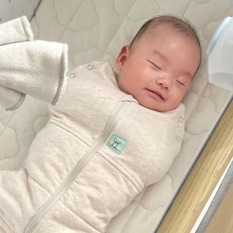 スワドルとおくるみの違い📝 スワドルとおくるみって同じ?? 何か違うの?? スワドルもおくるみもどちらも赤ちゃんを包む布のことを指し明確に違いがあるわけではありません。どちらも、モロー反射を防ぎ赤ちゃんが安心して眠ることが出来るためのアイテムです。一般的