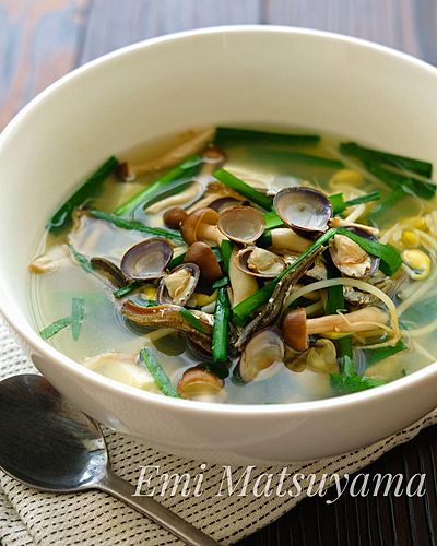 お正月で疲れたときに！ 胃にやさしいレシピ3選☺️ 年末年始の連休で、たくさん食べて 胃がなんだか本調子じゃないな〜という方に おすすめのレシピをご紹介します😉簡単なので、ぜひ作ってみてくださいね◎うどん大根麺類胃に優しいおうちごはんスープ