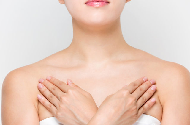 胸のニキビが濃い赤色をしていて、痛み等はない状態です。ニキビ・ニキビ跡の治療の治療への不安 痛み・失敗・副作用