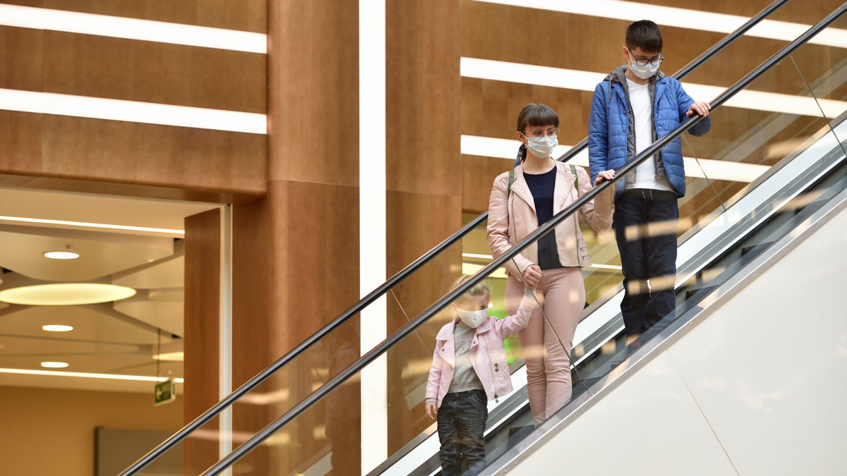 学校の階段を下りる女子高校生の写真素材115836035- PIXTA