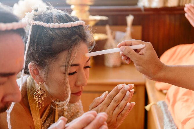 伝統衣装を着てフォトウェディング バンコク最古の寺院僧侶がスタジオへ出張し短縮版タイの結婚式を体験!<日本語アシスタント 半日>バンコクの観光・オプショナルツアー専門 VELTRA ベルトラ