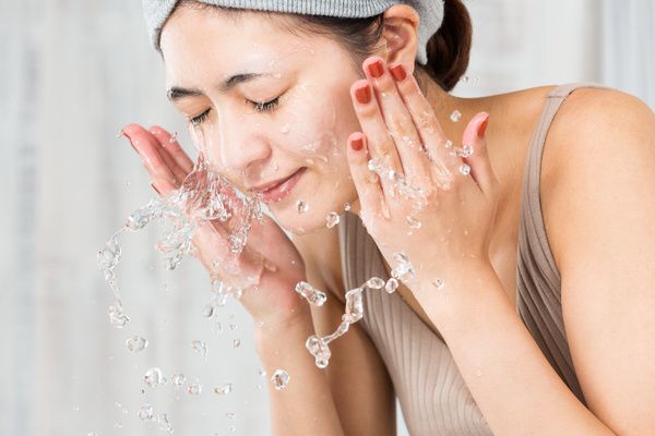 顎の白いニョロニョロは何？ 原因や間違ったケア、改善する方法を徹底解説ONEcosme