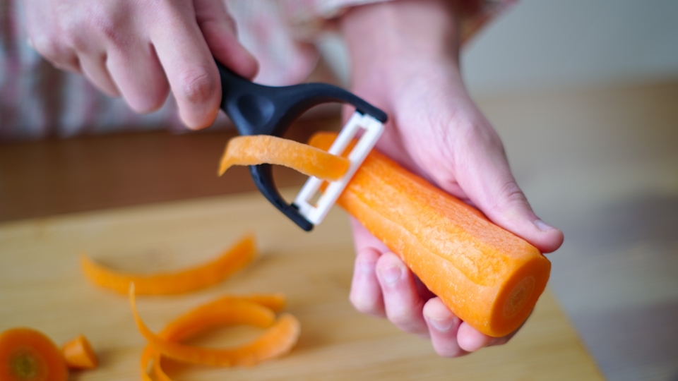 意外と思いつかない！「にんじんの皮」は、実は逆から剥くのが正解だった!?クックパッドニュース