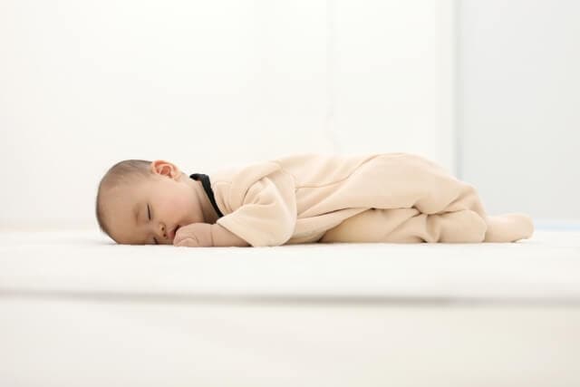 赤ちゃんが横向きで寝るのは大丈夫？新生児の寝方の注意点は？ - こそだてハック