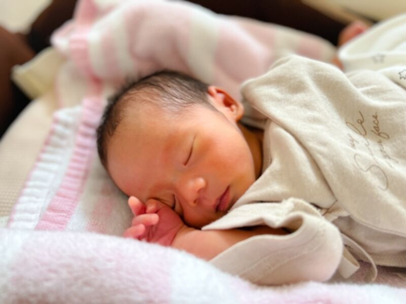 赤ちゃんのげっぷを出す方法をイラストで解説！げっぷはなぜ大事？いつまでに出すべき？ベネッセ教育情報サイト