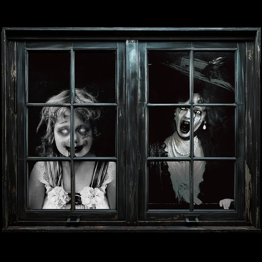 うっすら柔らかな微笑みが余計に不気味 映画『スケアリーストーリーズ 怖い本』”青白い女“特別映像