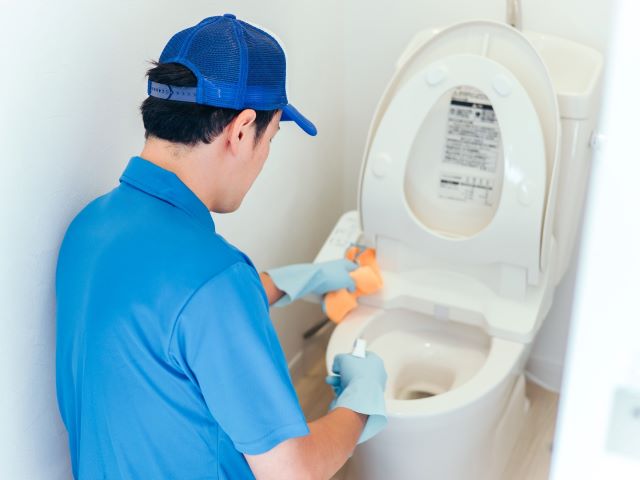 トイレのふち裏の頑固な汚れの掃除方法！尿石や黒カビも簡単すっきり