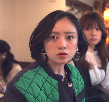 安達祐実：ナース服で会見に ボブヘアにメガネスタイルでキリリ - 毎日キレイ