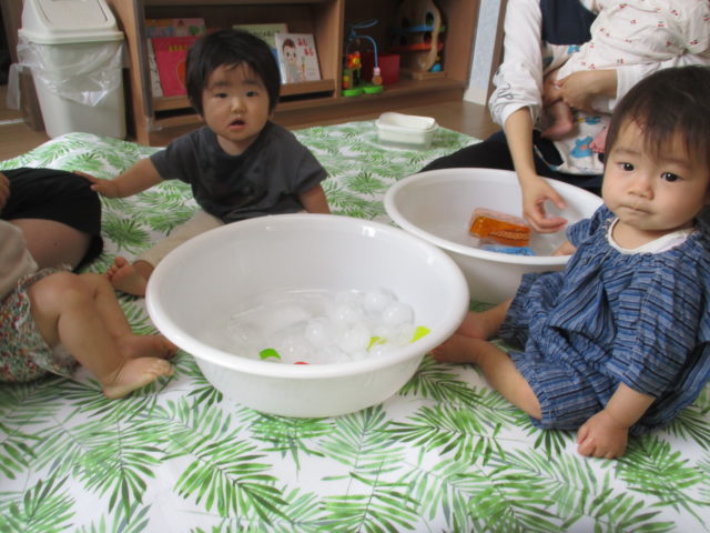 氷遊び 0，1、2歳児 ニチイキッズおのうえ保育園ニチイキッズ