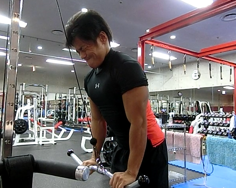 初心者でも効かせやすい！ケーブルプレスダウンのやり方と効果的に行うためのポイント解説せいや