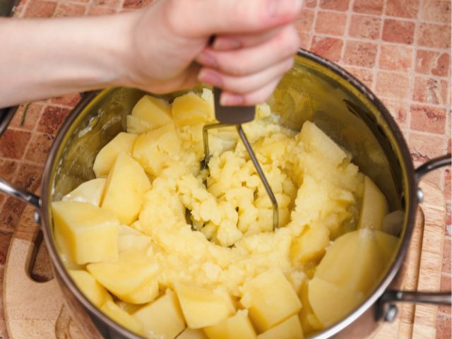 離乳食作りにお役立ち♪北海道産のじゃがいもを裏ごしし、 使いやすい丸型にしました👍 じゃがいもは北海道十勝芽室町の契約農場で栽培された馬鈴薯「北海コガネ」🥔 手間のかかる皮むき、うらごし済み💕 １個約２０ｇの使いやすい 冷凍の丸型ポーションだから スープ