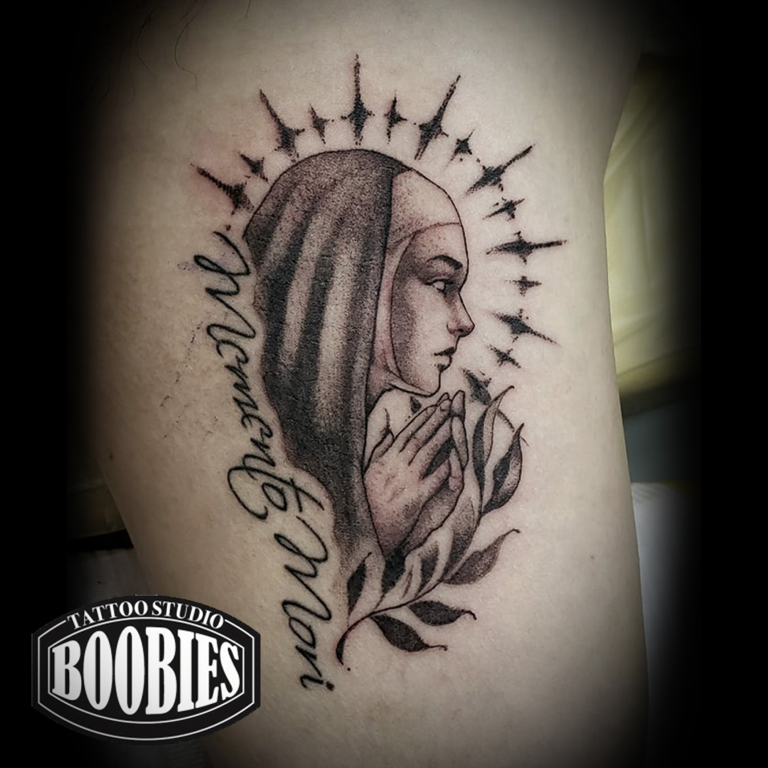 マリアの魅力的なタトゥーデザインの世界