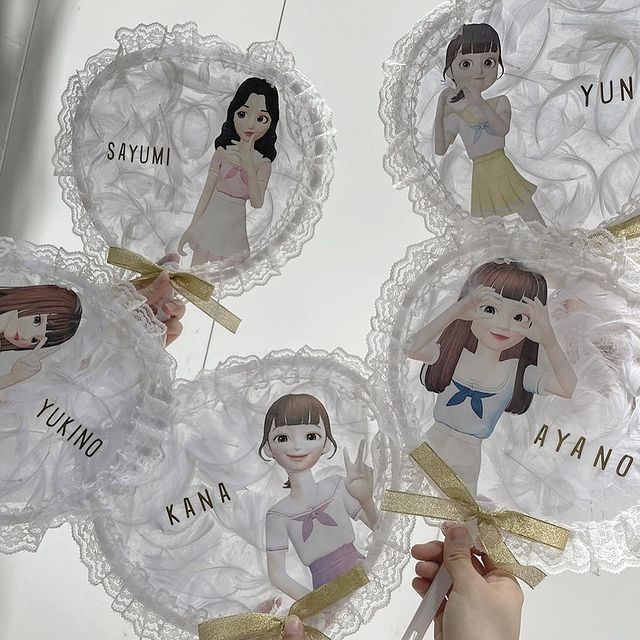 体育祭うちわ文化祭うちわ キャラクターやミー文字を入れる うちわも可愛いけど、 カラフル背景に名前だけ入れるのが 最近のムード🌺❤️‍🔥ちょっとギャル味あって可愛いでしょ😛🤍 画像はpicsartなどで探してみてね