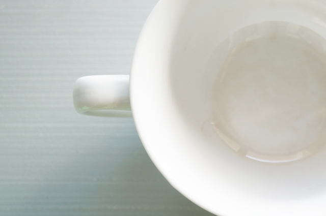 重曹でカップに付いたコーヒーやお茶の茶渋をきれいにする家事ネタ