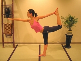 美しい背中のラインを作る！ヒップアップにも効く「弓のポーズ」 - 朝時間.jp