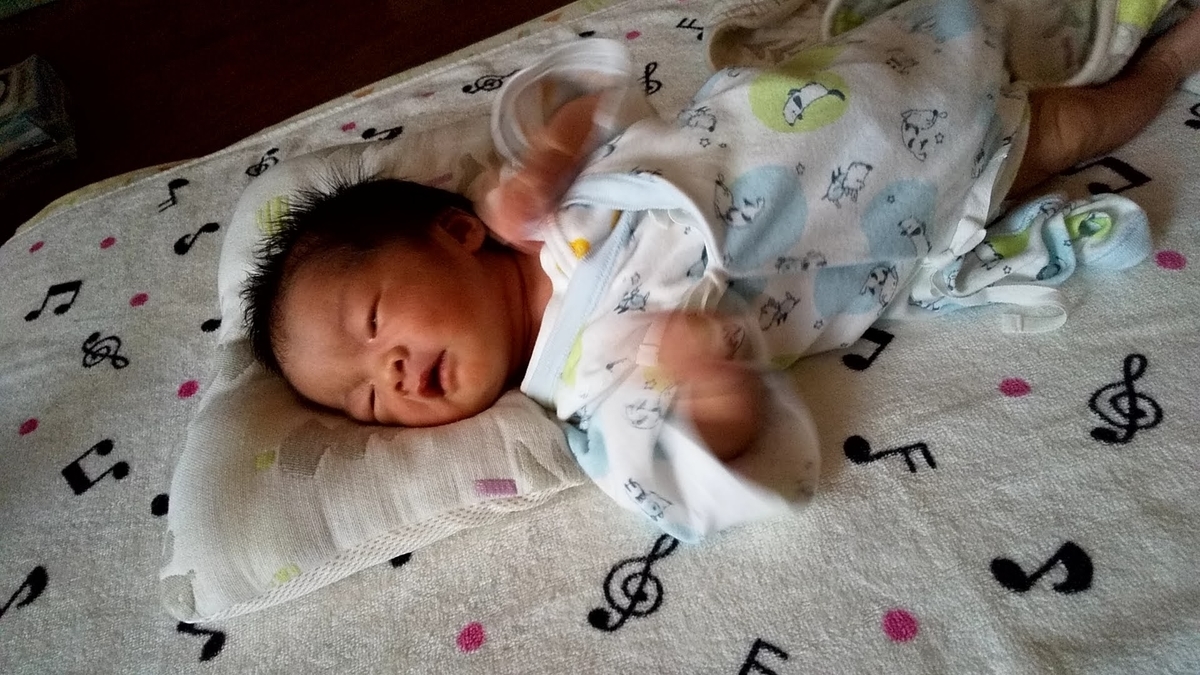 赤ちゃんの手足バタバタは不機嫌だけじゃない！その理由とは？ - 発達障害児療育ポータルサイト 「dekkun.」