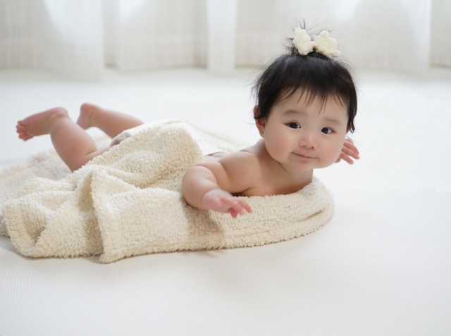 新生児が手足をバタバタさせて寝ないのはなぜ？考えられる理由と対処法を解説！トモニテ