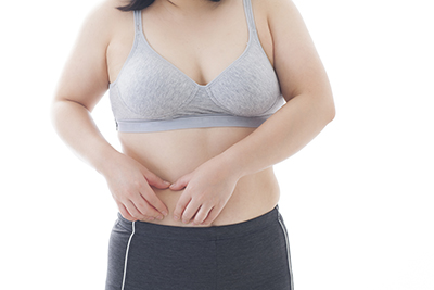 デブ男は脂肪や肥満の測定テープで体脂肪をチェックしますPremium写真